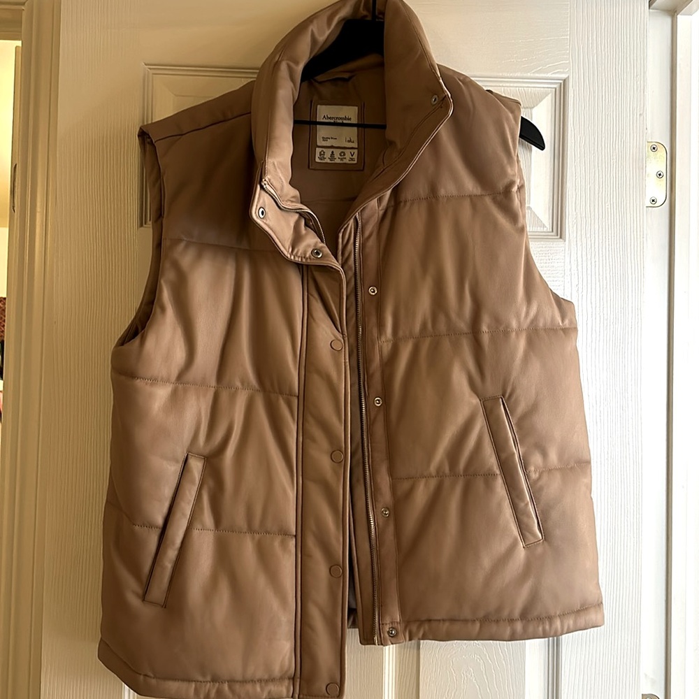 NWOT Abercrombie and fitch vegan leather puffer vest women’s large nude color